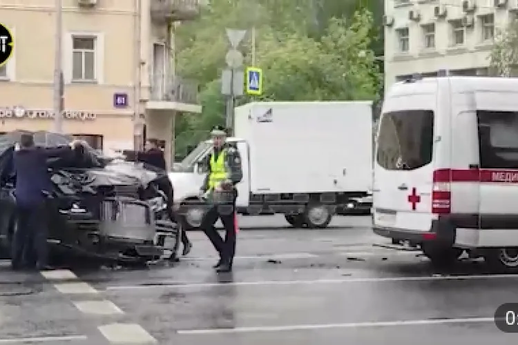 Limuzină blindată atribuită patriarhului Kirill, accident (sursa: Telegram/SHOT)