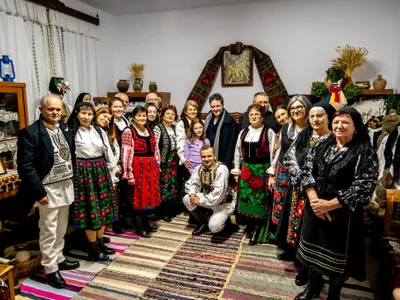 Nicușor Dan, vizită discretă, alături de fiica sa, la Ileni, satul bunicilor săi Foto: Facebook/Adrian Murgea