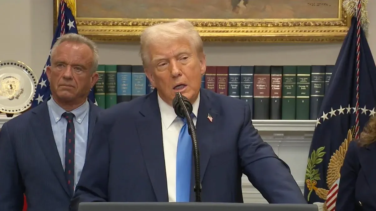 Donald Trump leagă paracetamolul de autism (sursa: Facebook/The White House)