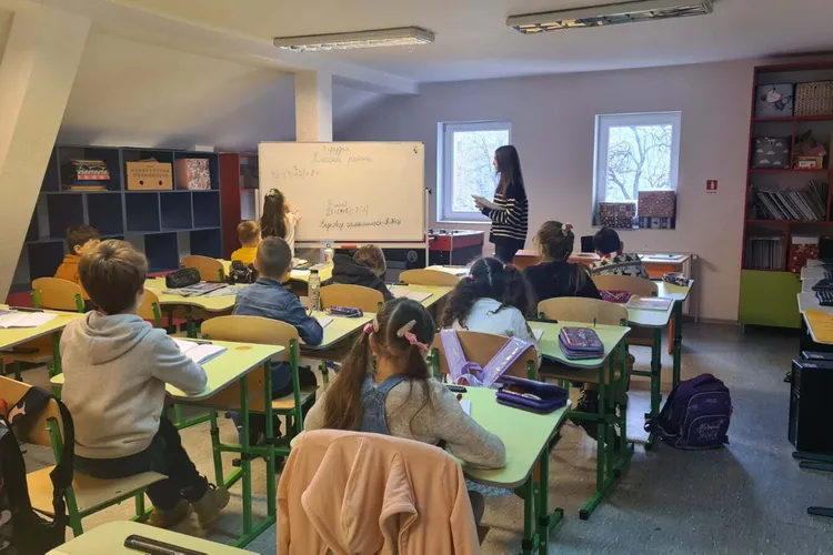 Soţul, fratele şi tatăl ei luptă pe front în Ucraina, Iulia este învățătoare pentru copii ucraineni la Iași
