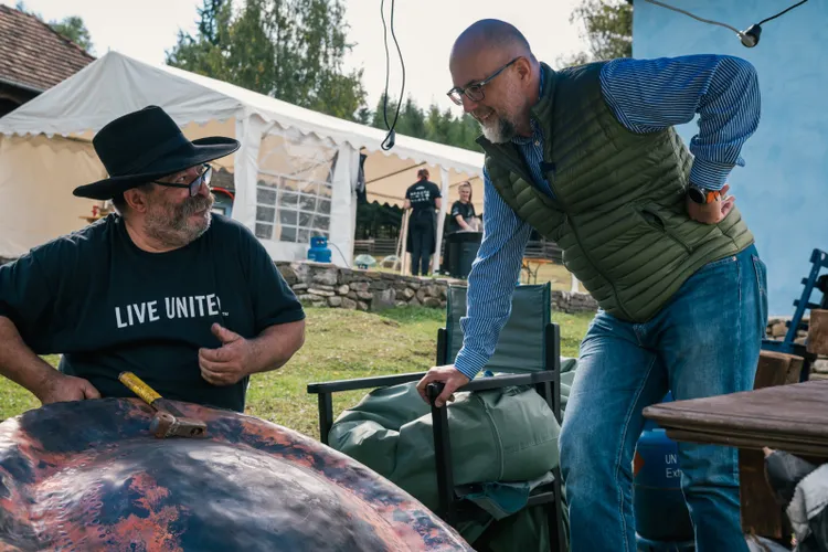 Kelemen Hunor invită bucureștenii la o bere rece și o discuție despre România Foto: Facebook