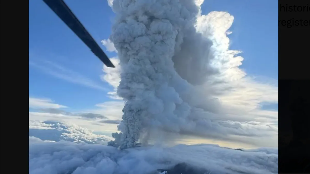 Vulcanul Krașeninnikov, din Rusia, a erupt (sursa: X/volcaholic1)