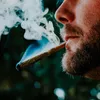 Judecătorii reduc pedeapsa unui șofer prins cu cannabis: munca în străinătate l-ar fi „contaminat”