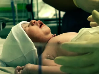 Naștere extrem de rară la Iași: mama are 55 de ani, băiețelul are nota 8