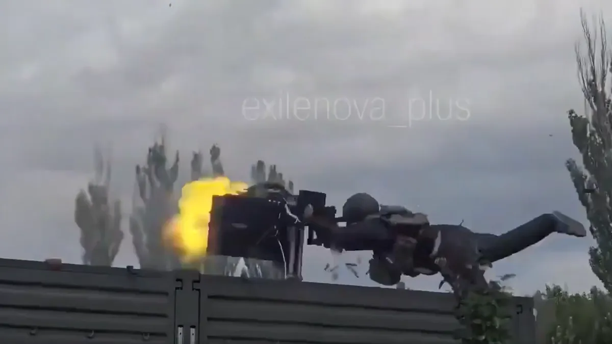 VIDEO Scene de comedie cu un trăgător al antiaerienei rusești care pierde controlul mitralierei - nu sunt imagini generate de AI – poza 1