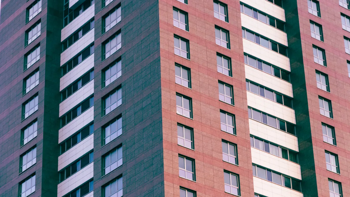 Bloc înalt cu mai multe apartamente
