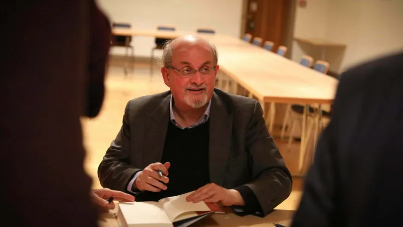 Rushdie, fără un ochi, mână invalidă (sursa: Facebook/Literaturfest München)