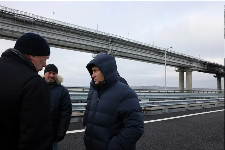 Putin inspectează podul de peste strâmtoarea Kerci Foto: Twitter