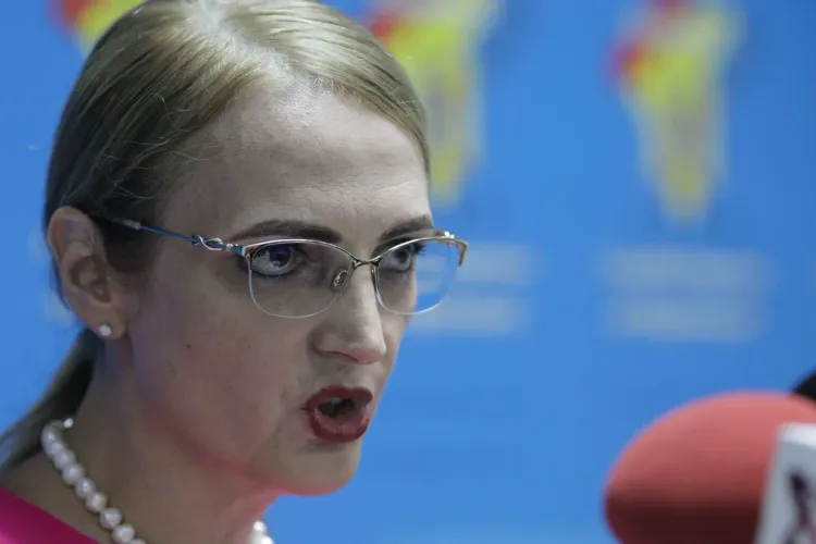 Lia Savonea îl spală pe Dan Voiculescu Foto: Inquam/Octav Ganea