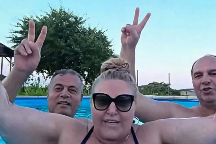 VIDEO Șoșoacă, din piscină, înconjurată de bărbați: Apa nu trebui tratată, e de la Dumnezeu