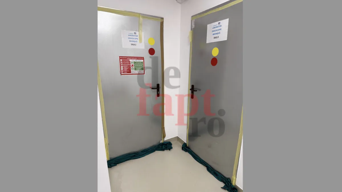 Bandă adezivă de hârtie și cârpe la uși, metodele de combatere a ploșnițelor la "Marius Nasta" (sursa: defapt.ro)