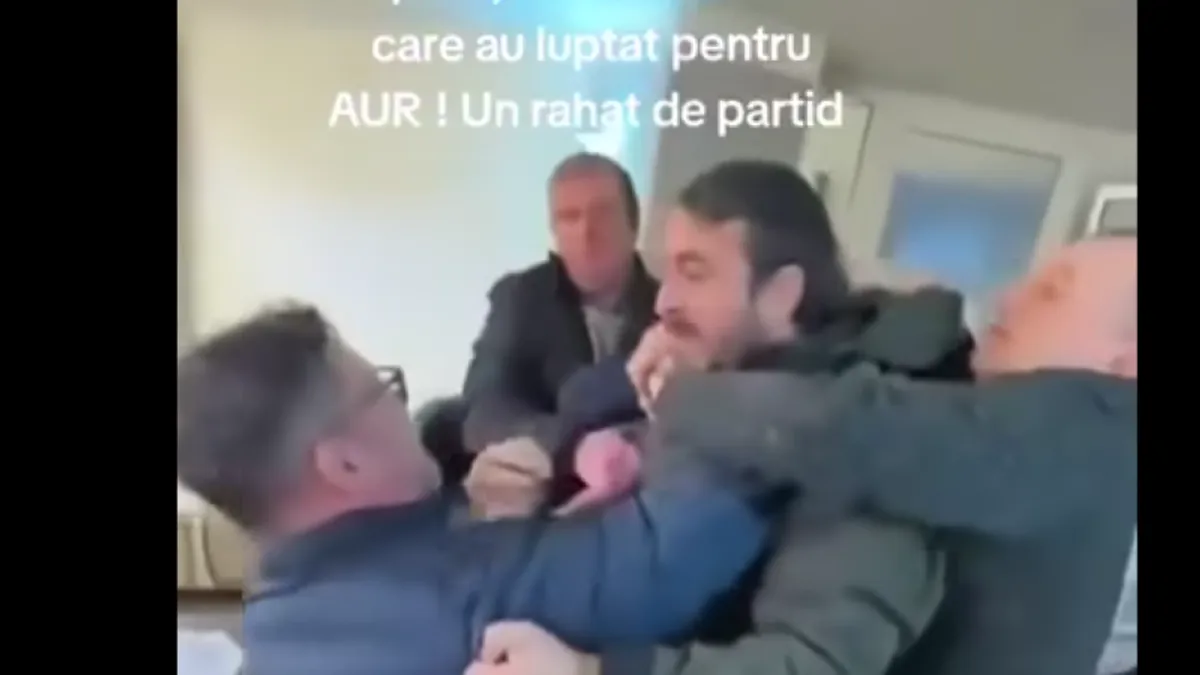 Liderul AUR Dan Tanasă este scos din pumnii unui coleg furios Foto: captură video