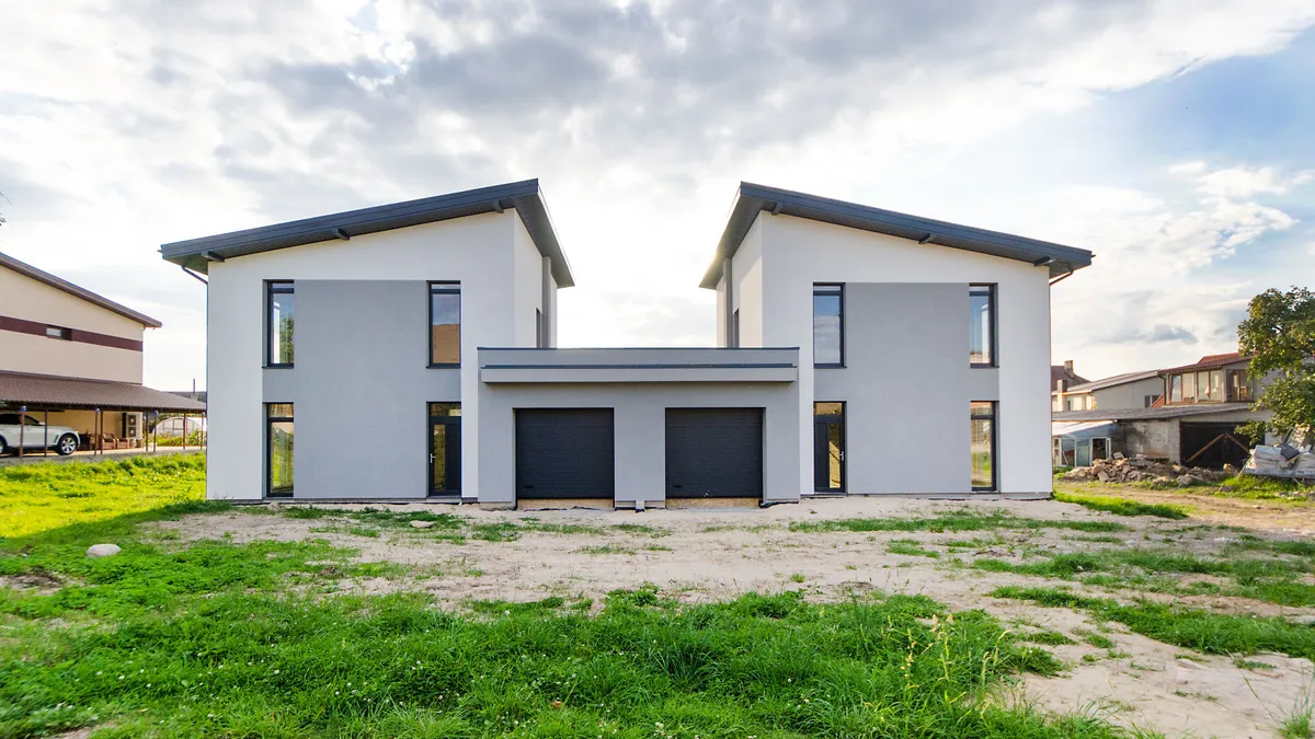 Casă nou construită, într-o zonă rezidențială
