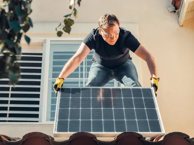 Panouri fotovoltaice pe casă sau în curte: când le montezi fără autorizație și când apar restricții în 2026