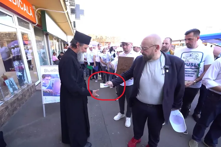 Piedone împarte bani în campania electorală Foto: captură video