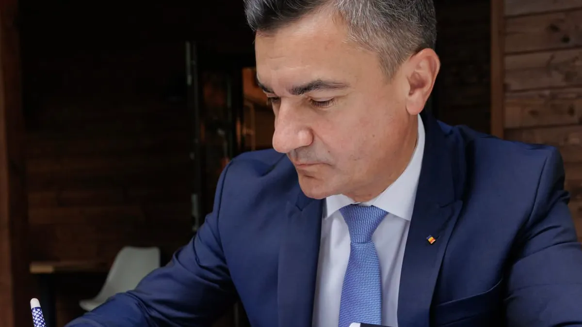 Mihai Chirica, primarul Iașiului, scrie câteva rânduri cu pixul pe o foaie