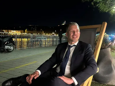 VIDEO Al doilea fost ministru al guvernării Viktor Orban a fost dus azi, în cătușe, în sala de judecată, fiind acuzat de corupție. Premierul Magyar jubilează