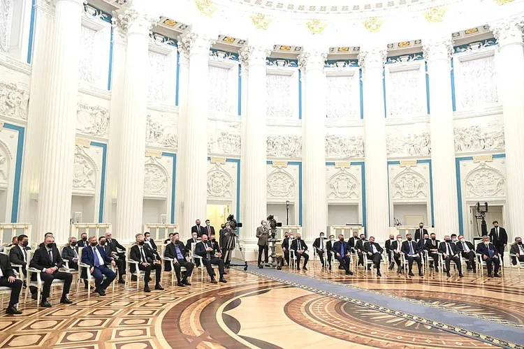 Oligarhii ruși, sancționați blând în România. Aici, oligarhii la întâlnirea cu Putin de pe 24 februarie 2022 (sursa: kremlin.ru)