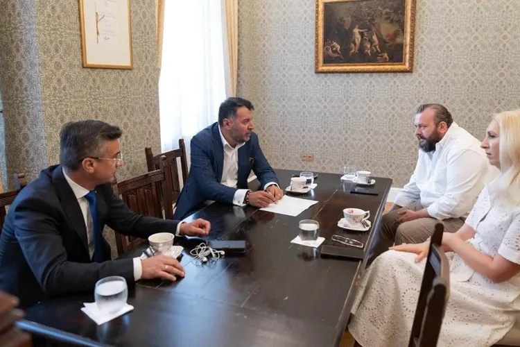 Țara cu șefi din pix: Palatul Culturii va fi condus interimar de fostul interimar de la Brukenthal