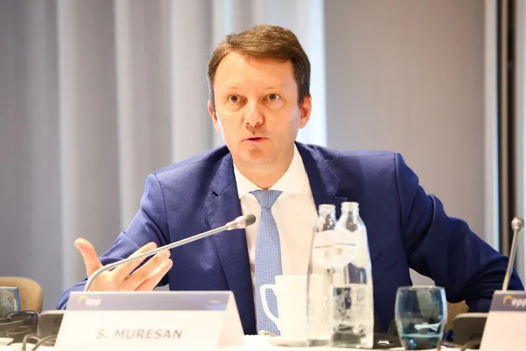 VIDEO PNL trebuie să stea departe de PSD și AUR. „Nu ne putem asocia cu cei care vor să ducă România înapoi” (Siegfried Mureșan, la podcastul „Cum e, de fapt?”)