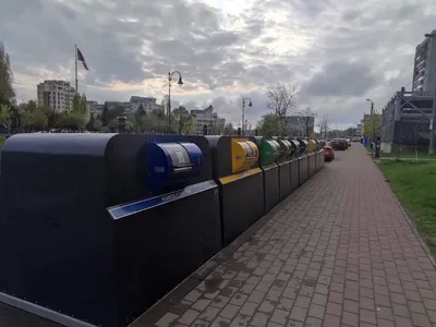 Investiție europeană blocată: 150 de eco-insule pentru colectarea deșeurilor montate, dar nefuncționale