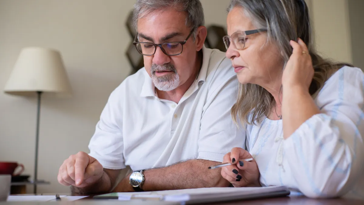 Pensionari care verifică documente și acte