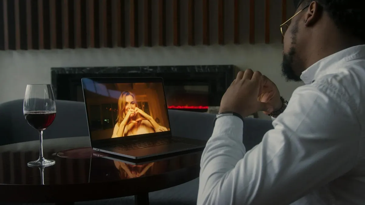 Escrocherie de peste 283.000 de dolari (sursa: Pexels/Artem Podrez)