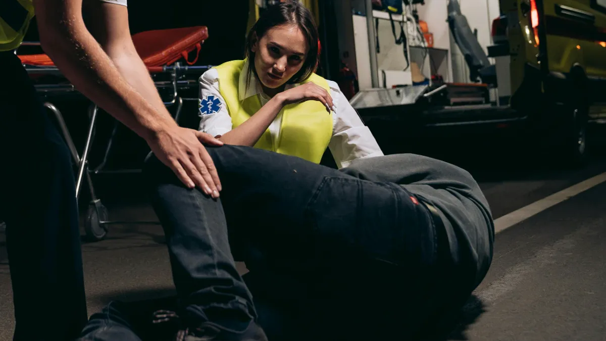 Cum acorzi primul ajutor unei persoane care leșină (sursa: Pexels/Mikhail Nilov)