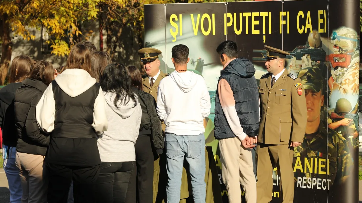 Armata, păzită de civili la Iaşi (sursa: Facebook/Centrul Militar Zonal Iași)