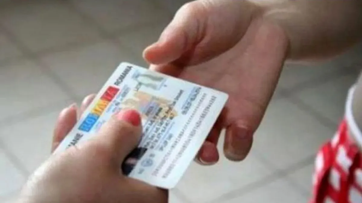 O persoană își dă cartea de identitate altcuiva