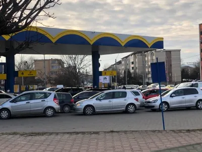 Prețul barilului de petrol a căzut sub 100 USD Foto: Coadă la benzină, Europa FM