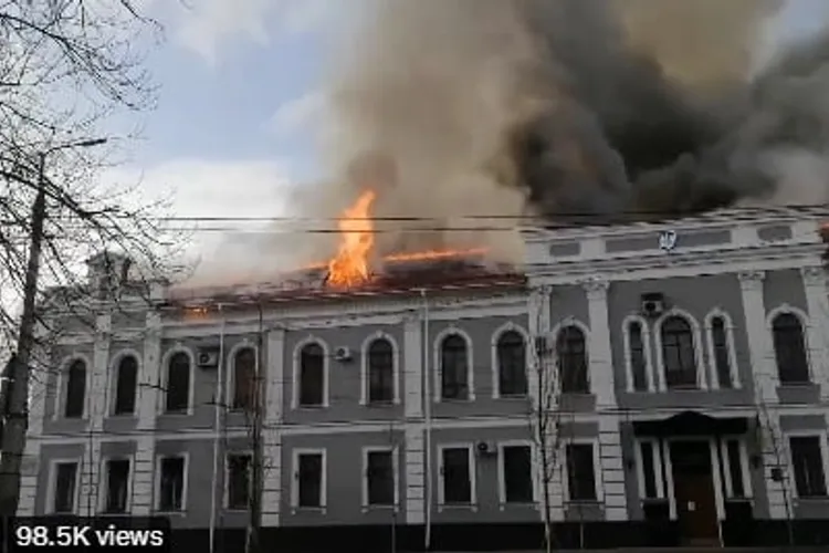 Trupe din Belarus au invadat Ucraina, pe la Cernihiv. În imagine, orașul în flăcări. Sursă: Twitter @supra_anya