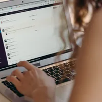 TikTok creează dependență prin felul în care a proiectat interfața, arată o investigație a Comisiei Europene