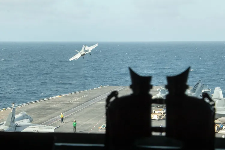 Cât e șpaga cerută de iranieni ca să permită petrolierelor să treacă prin strâmtoarea Ormuz Foto: Facebook USS Abraham Lincoln