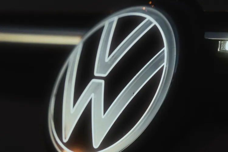 Șoc în Germania: angajații Volkswagen sunt prea scumpi, conducerea grupului auto pregătește concedieri masive și închiderea a trei fabrici, în ciuda protestelor sindicale