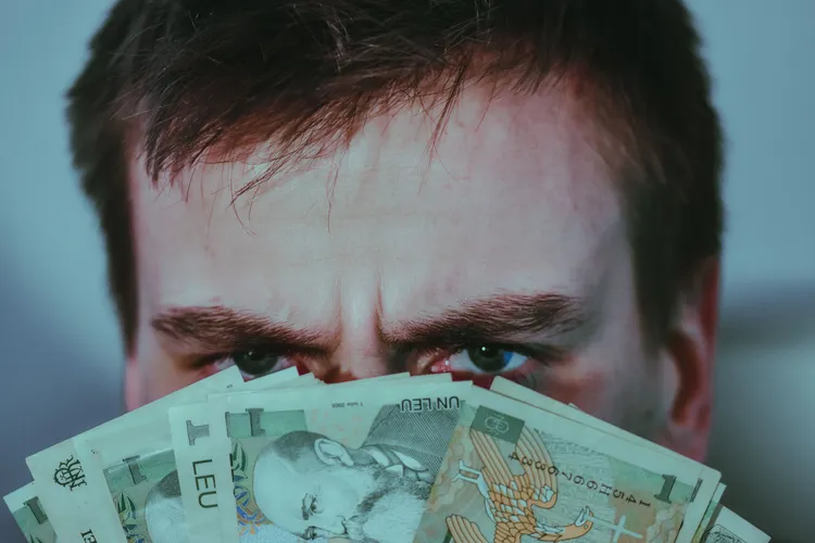 Sporurile bugetarilor, limitate la 20%: cine riscă să piardă bani și cum se va calcula salariul