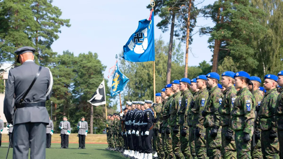 Steagurile aviației finlandeze renunță la svastică (sursa: Facebook/Puolustusvoimat - Försvarsmakten)