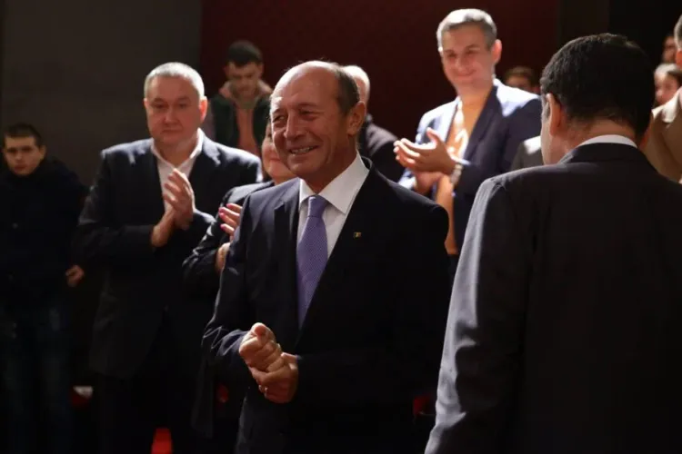 Băsescu îl critică pe Nicușor Dan pentru că amână consultările pentru luni și recomandă anticipate