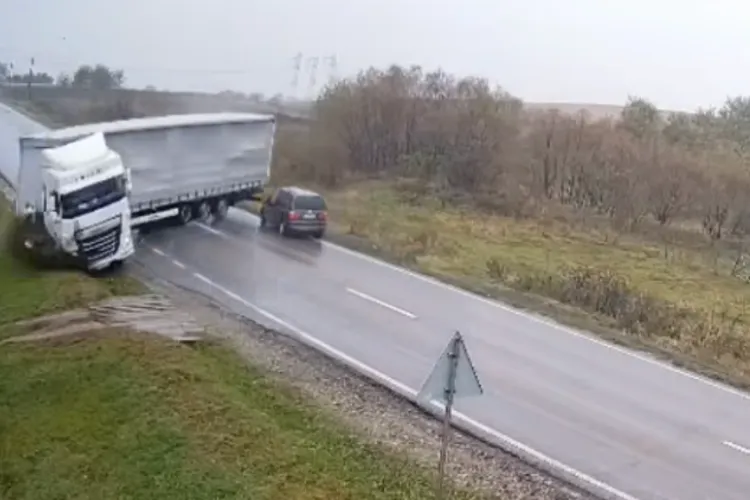 Striviți în mașină de un TIR răsturnat peste autoturism (sursa: newspascani.com)