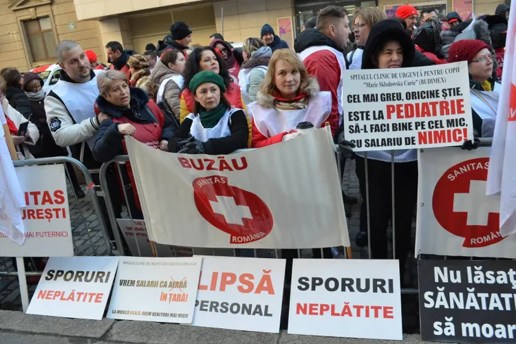 Proteste spontane, posibile în sistemul medical, aruncat în aer de anunțatele înghețări de salarii și tăieri de cheltuieli, spun sindicaliștii