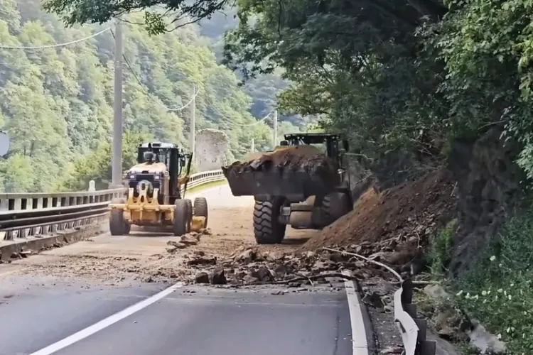 Șoferii blocați în Valea Oltului, șocați de ritmul bleg al lucrărilor Foto: captură video