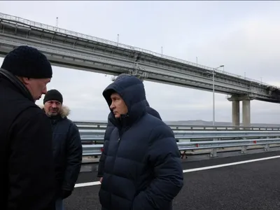 Putin inspectează podul de peste strâmtoarea Kerci Foto: Twitter