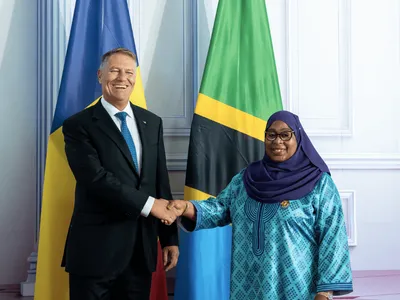 Iohannis în Tanzania, curățat de scame (sursa: Facebook/Klaus Iohannis)