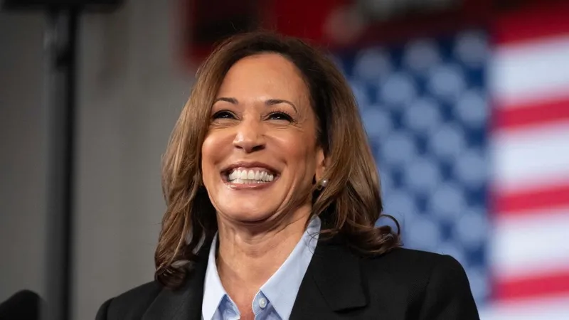 Kamala Harris îl devansează pe Trump (sursa: Facebook/Kamala Harris)