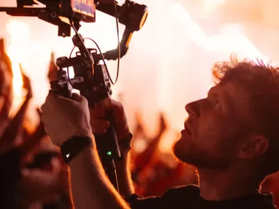 Un român în echipa Tomorrowland: cine este Andrei Mija, tânărul care filmează marile festivaluri ale lumii