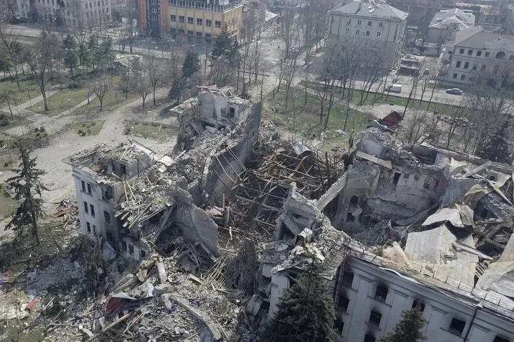 Circa 600 de oameni au murit în bombardamentul asupra teatrului din Mariupol Foto: Twitter
