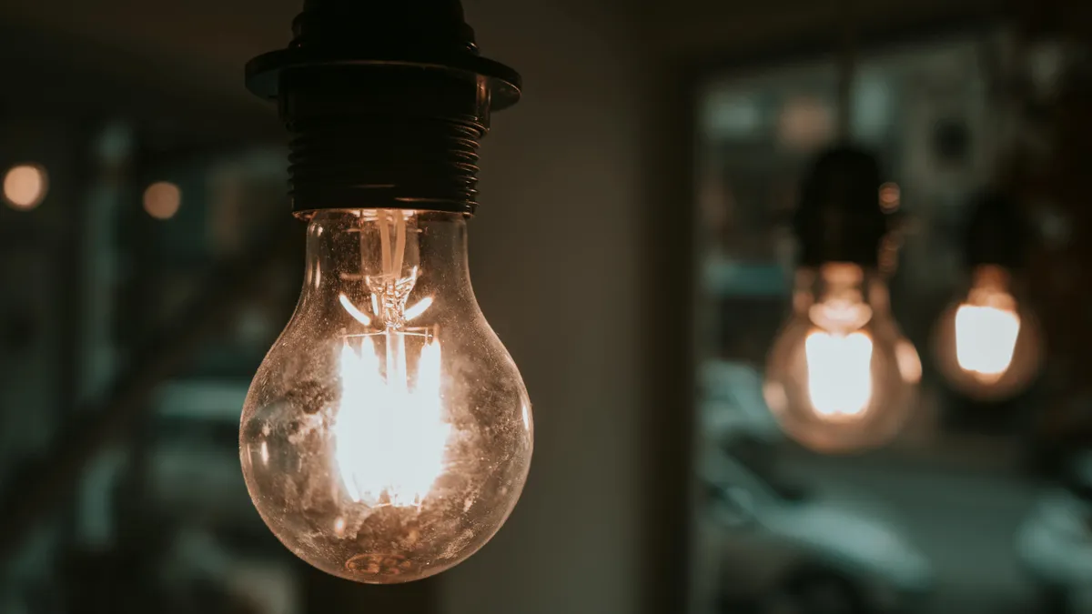 Facturi mari la energia electrică (sursa: Pexels/Emrah Tolu)