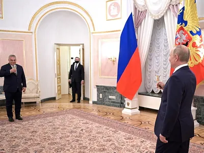 Viktor Orban își primește tainul Foto: Kremlin.ri