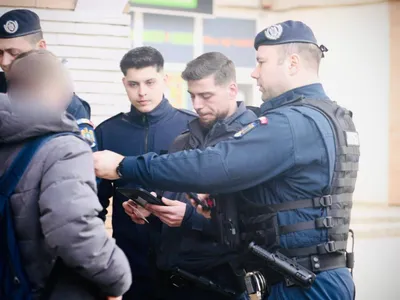 Chiriașa groazei a fost evacuată cu jandarmii din apartamentul pentru care nu mai avea contract (sursa: Facebook/Inspectoratul de Jandarmi Județean „Vasile Lupu" Iași)