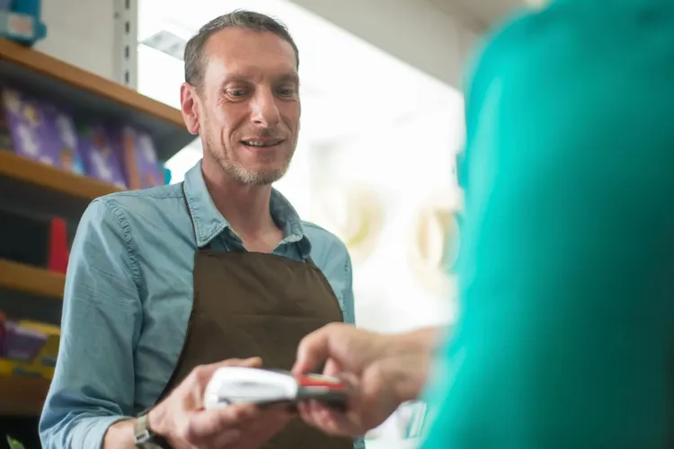 Chiar și tarabele din piață trebuie să aibă POS pentru plata cu cardul, legea a intrat în vigoare (sursa: Pexels/Kampus Production)